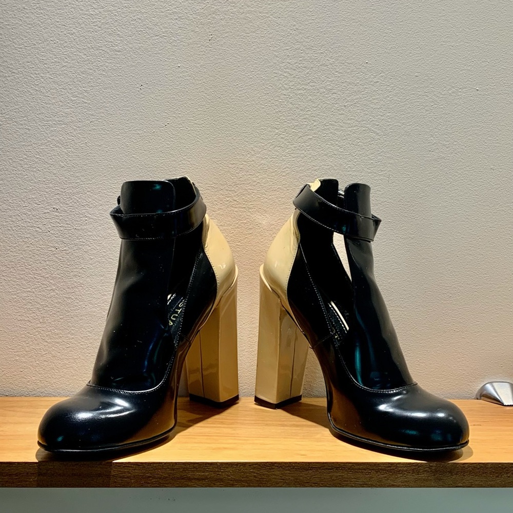 Jill Suart black w/tan heels sz 6. Leather Italy